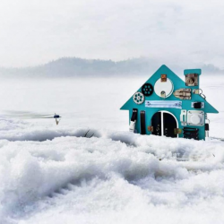 Miętowy domek manipulacyjny na śniegu w zimowej scenerii